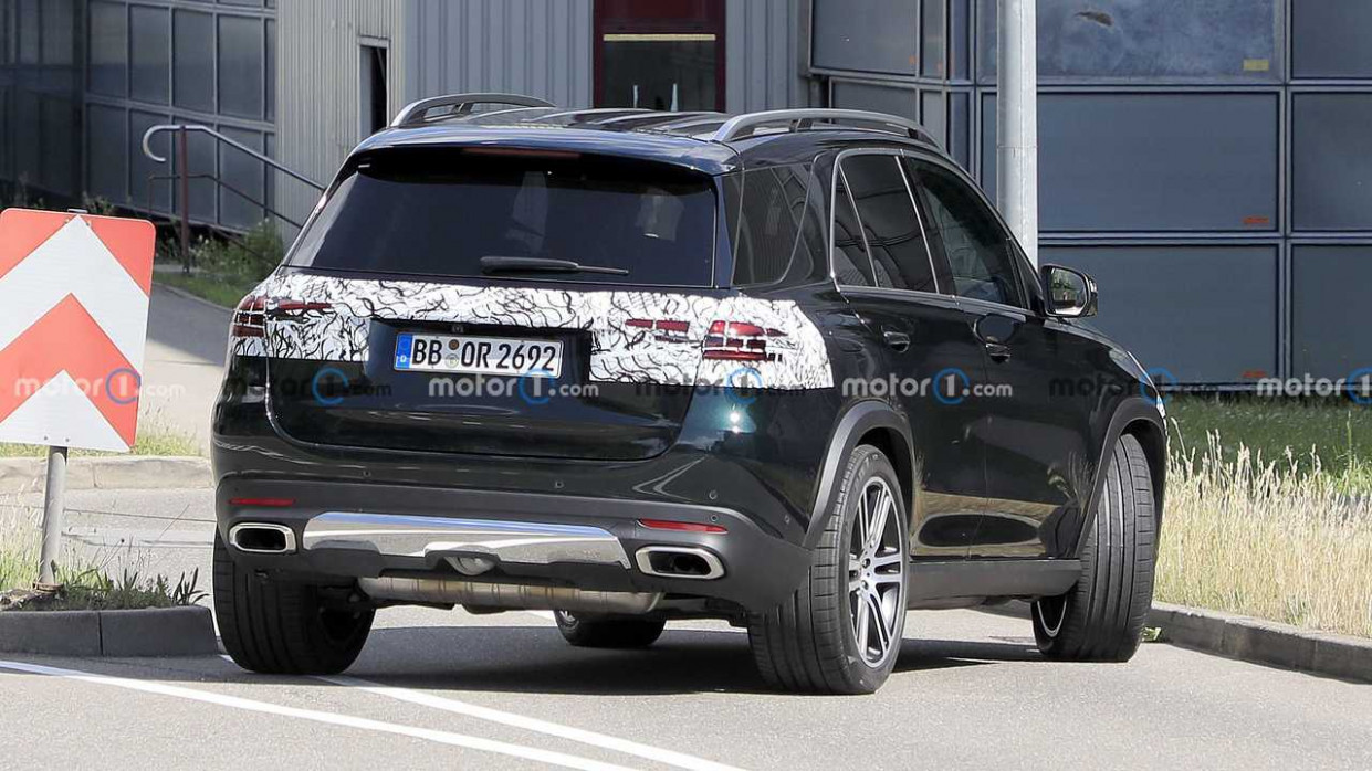 12 Mercedes GLE Facelift Spied For The First Time