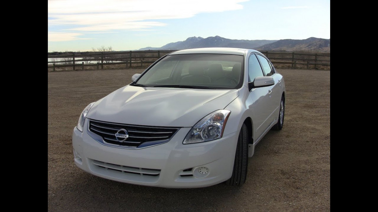 14 Nissan Altima 14.14 S video review: As popular as Vanilla ice