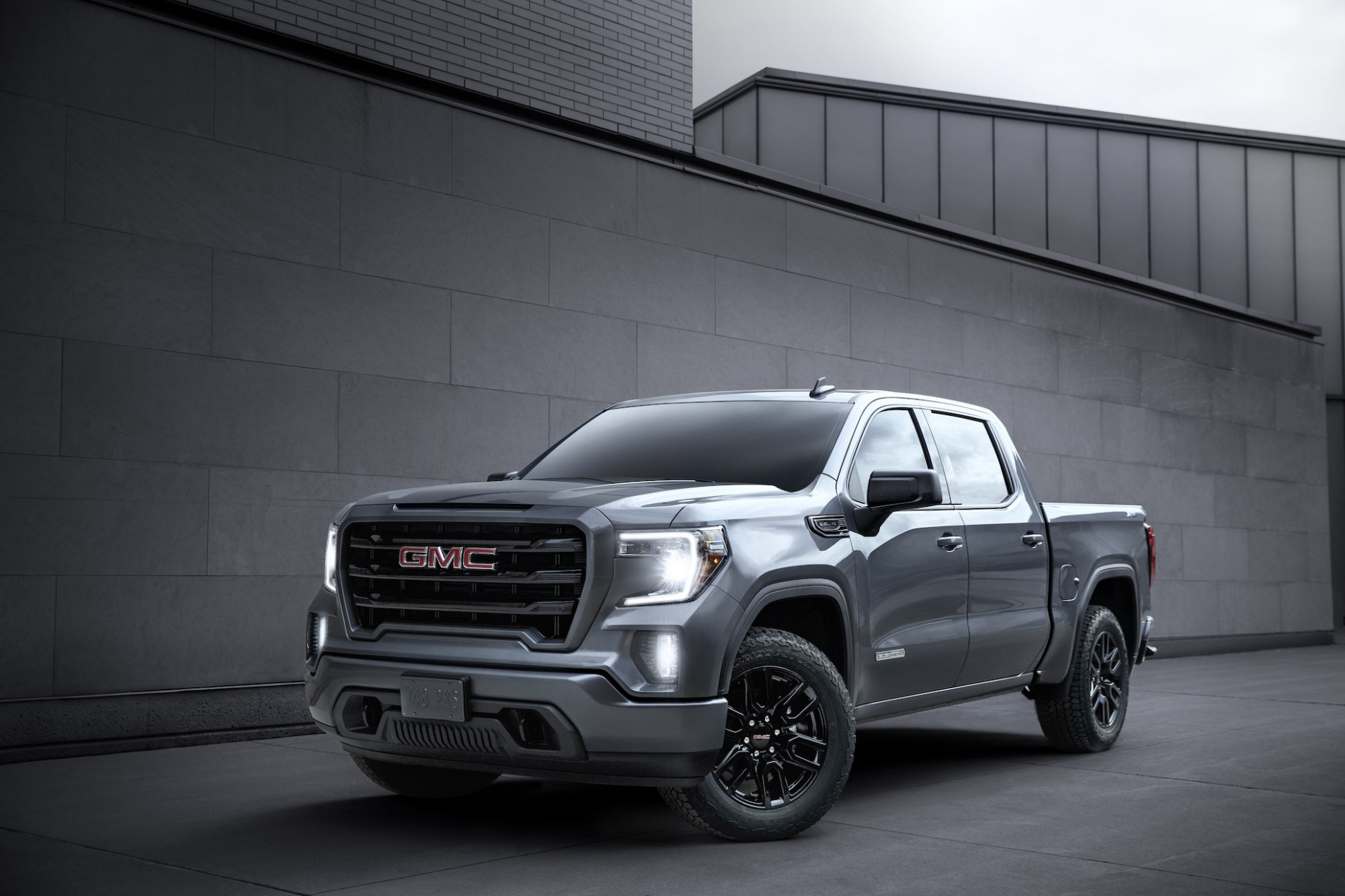 15 GMC Sierra 15 truck gets added tech, expanded carbon-fiber