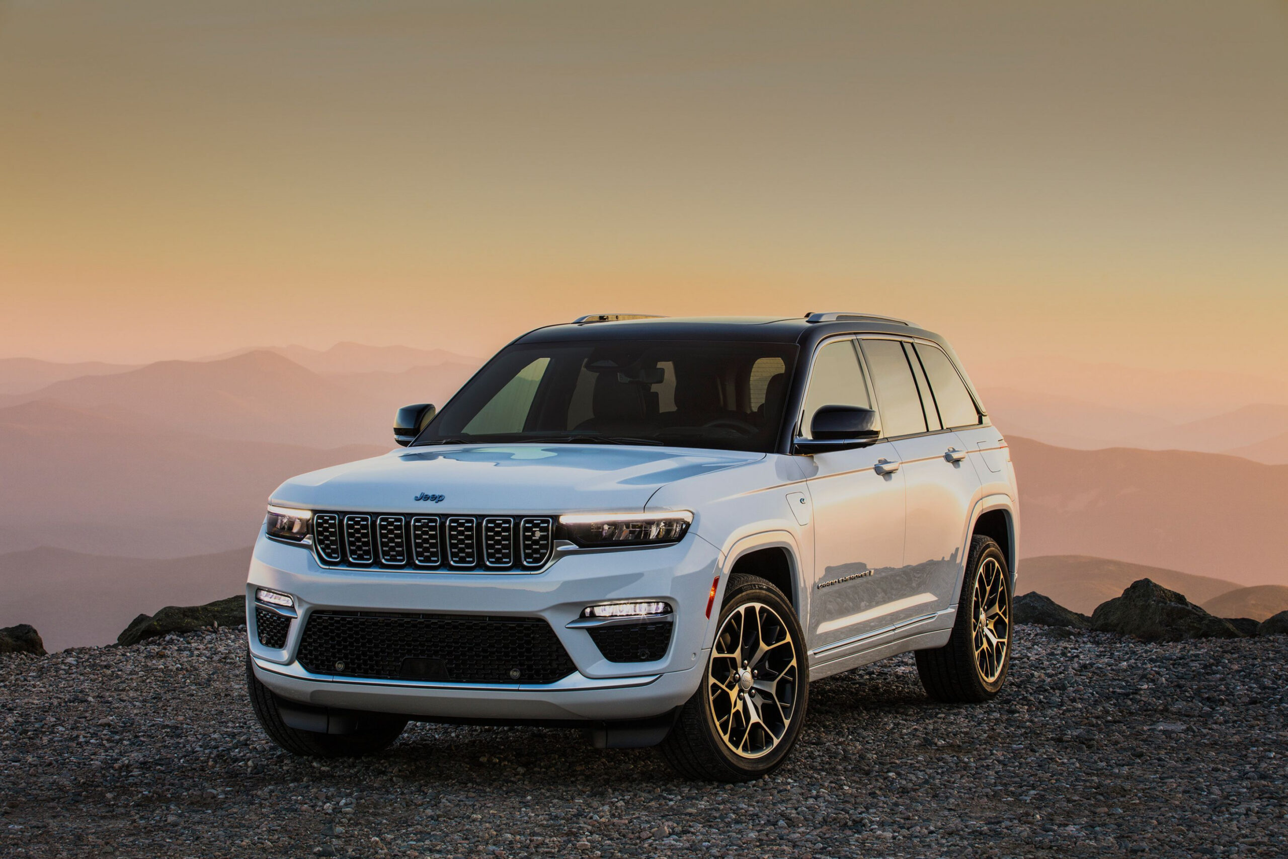 4 Jeep Grand Cherokee Review, Pricing, and Specs