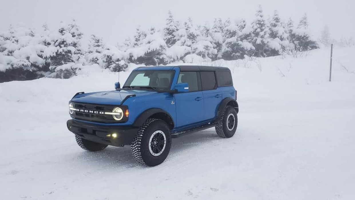 Ford Bronco Sasquatch In Velocity Blue Looks Great In The Snow - velocity blue ford bronco