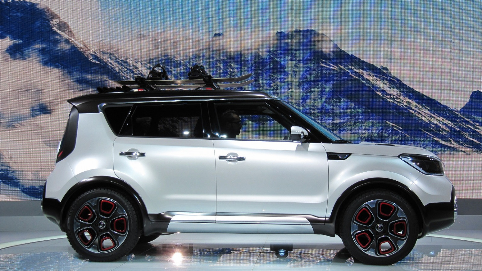 Kia Soul-Based Trail'ster Concept Features Electric AWD: Live